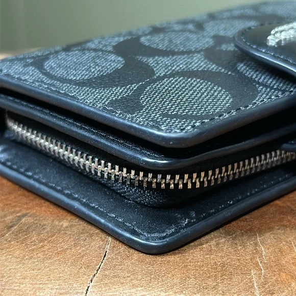*LIKE NEW* COACH Signature Medium Corner Zip Wallet - Picture 6 of 15
